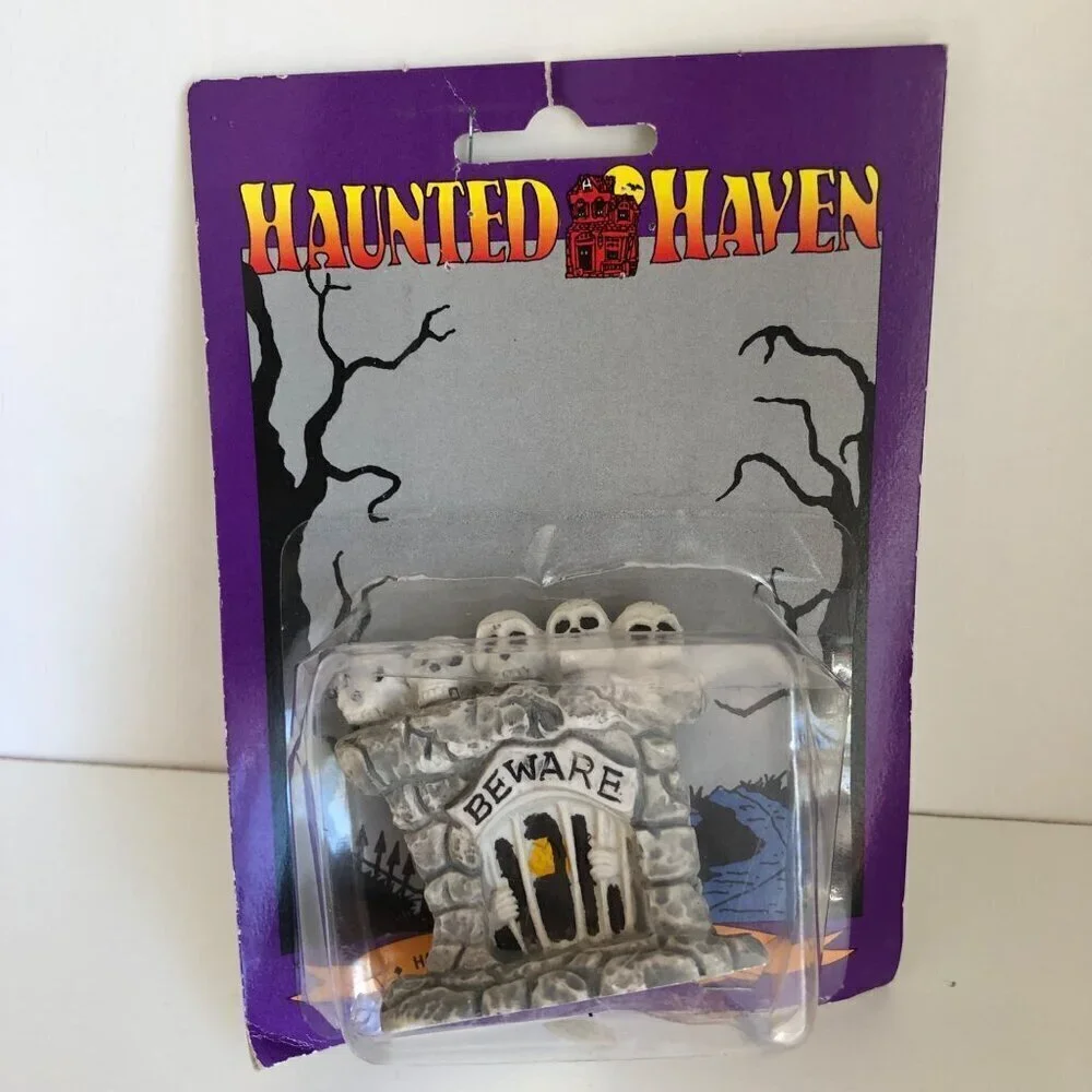 New Vtg Halloween Scene Haunted Haven Skeleton Heads Graveyard House‎